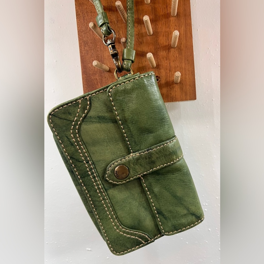 Frye Campus Wristlet green